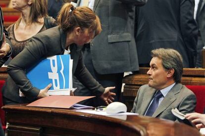 Alicia Sánchez-Camacho, presidenta del PPC, habla con el president Artur Mas. EFE/Archivo