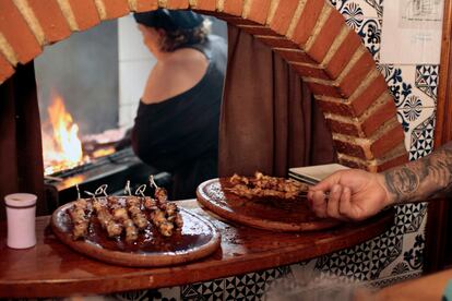 Los pinchos de ternera a la parrilla son la especialidad del Bar Lobo