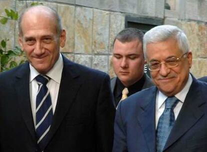Ehud Olmert (izquierda) y Mahmud Abbas, poco antes de su reunión de ayer en Jerusalén.