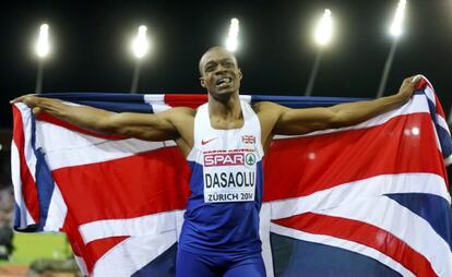 James Dasaolu porta la bandera británica tras vencer en los 100 metros.