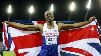 James Dasaolu porta la bandera británica tras vencer en los 100 metros.