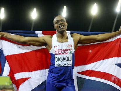 James Dasaolu porta la bandera británica tras vencer en los 100 metros.