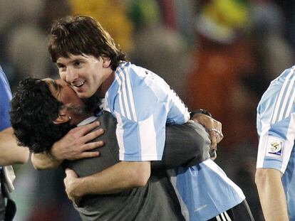 Maradona abraza y besa a Messi tras la victoria argentina contra Nigeria.