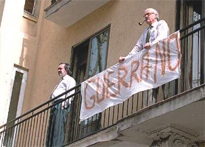Una sabana con un lema contra la guerra cuelga de un balcón madrileño.