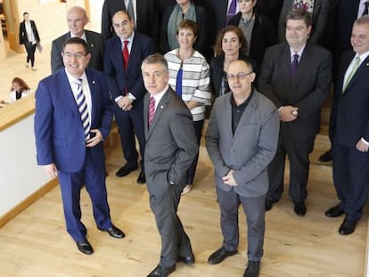 Iñigo Urkullu, en primera fila junto al alcalde donostiarra, Juan Karlos Izagirre, y el el presidente de Innobasque, Alberto García Erauskin, en la asamblea de este organismo.