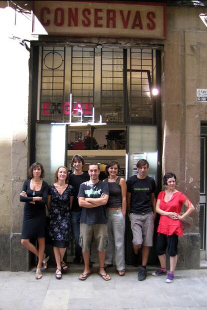 Varios miembros del colectivo Exgae en la sede de la asociación Conservas.