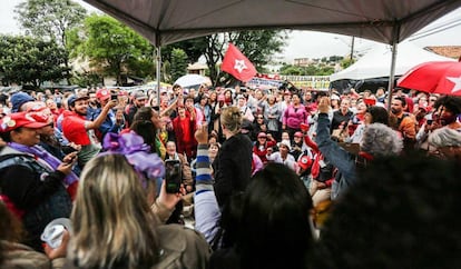 Campamento de seguidores de Lula en Curitiba.