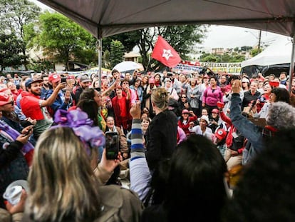 Simpatizantes do ex-presidente Lula em ato em Curitiba.