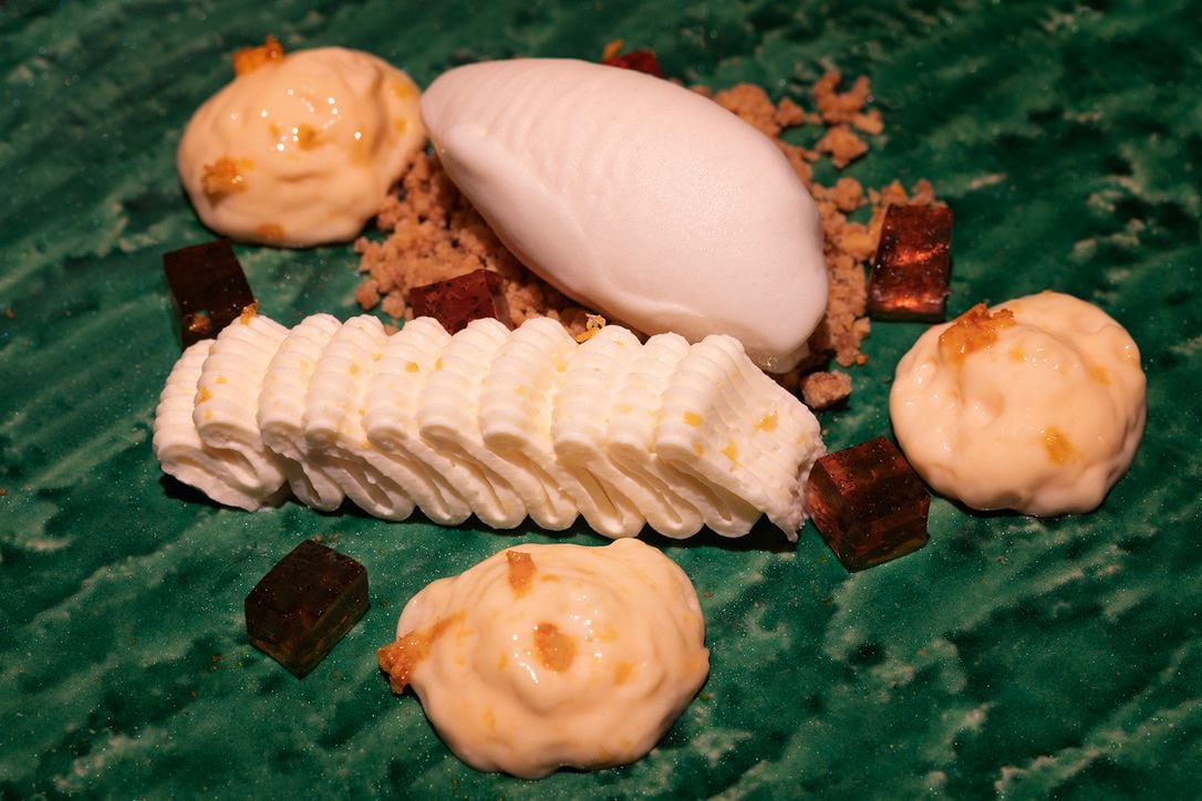 Kabuki sublima su sabor en el postre No Niwa, compuesto por un helado de saikyo miso, namelaka o cremoso de lima kaffir, gelatina de patxaran y espuma de leche condensada.
