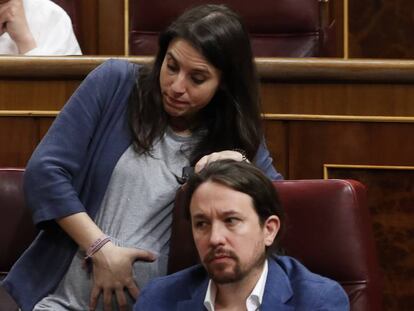 Irene Montero, porta voz do Podemos no Congresso, e Pablo Iglesias, líder do partido, estão esperando gêmeos.