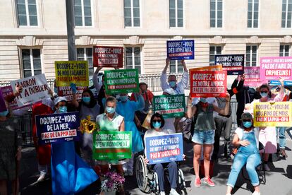 Manifestantes del grupo conservador Manif pour Tous protestan ante la Asamblea Nacional francesa contra la ley de bioética aprobada en la noche del viernes.