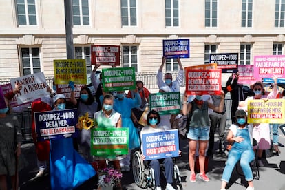 Manifestantes del grupo conservador Manif pour Tous protestan ante la Asamblea Nacional francesa contra la ley de bioética aprobada en la noche del viernes.