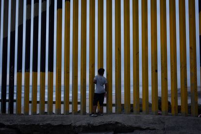 Un niño mira hacia Estados Unidos a través del muro fronterizo en Tijuana, México, en noviembre de 2024.