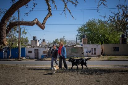 Vero acompaña a su hija Maite al ensayo, en el barrio Campo de la Ribera, Córdoba. 