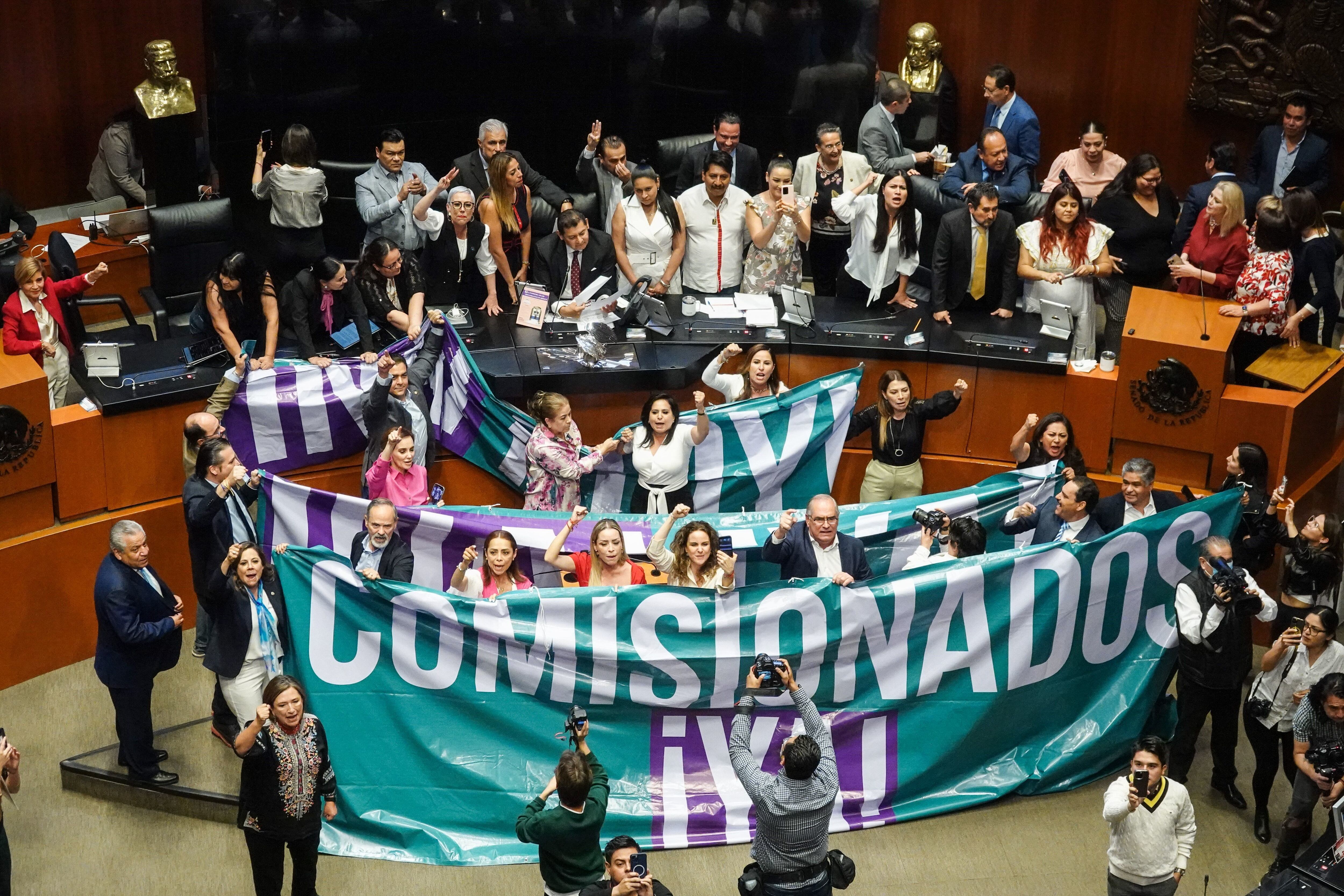 Senadores de la oposición (PAN, PRI y PRD) protestan por el Instituto Nacional de Acceso a la Información y Transparencia, en abril de 2023. 