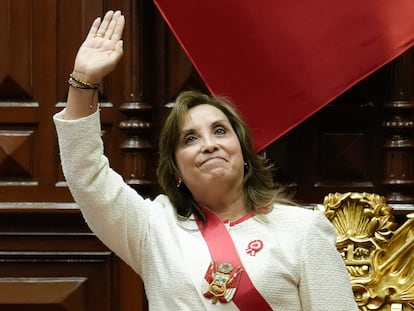 La presidenta Dina Boluarte, saluda al finalizar su último informe este lunes, en el Congreso, en Lima (Perú).