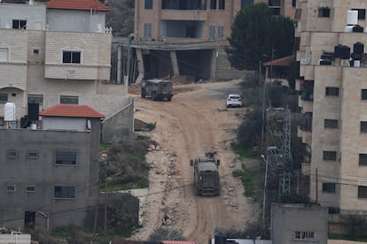 Vehículos militares israelíes en Yenín, este viernes.