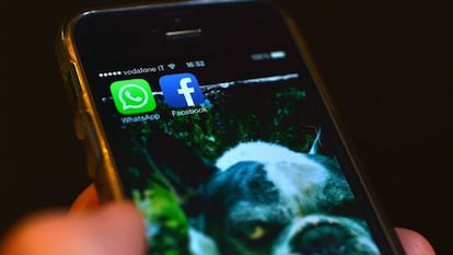 Un m&oacute;vil con las aplicaciones de Facebook y WhatsApp