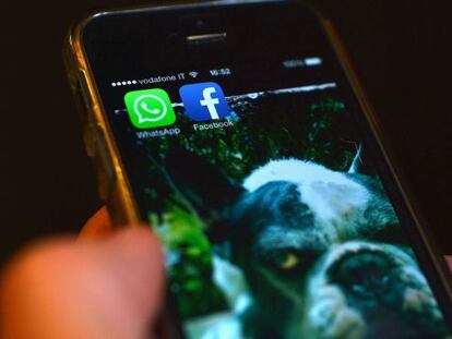 Un m&oacute;vil con las aplicaciones de Facebook y WhatsApp