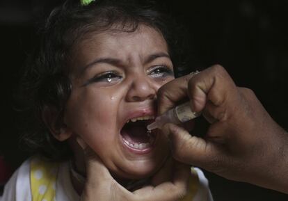 <p>Las autoridades sanitarias paquistaníes acaban de lanzar una nueva campaña de vacunación contra la polio con el objetivo de llegar a 38,7 millones de niños menores de cinco años.</p> <p>En la imagen, un trabajador de salud suministra una vacuna contra la polio a una niña en Lahore, Pakistán, este lunes.</p>