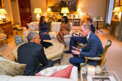 Los duques de Cambridge y el príncipe Harry hablan con los Obama.
