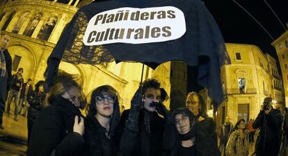 Protesta de los profesionales de la cultura de la Generalitat, anoche, en la plaza de la Virgen de Valencia