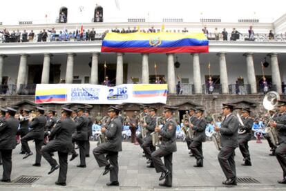 Una banda militar desfila ante la sede del Gobierno en Quito, el pasado lunes.