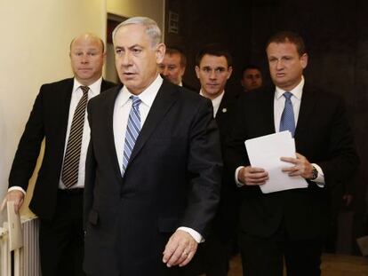 Benjamín Netanyahu llega al consejo de ministros el 2 de febrero de 2014.