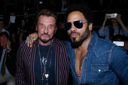 Johnny Hallyday y Lenny Kravitz durante un desfile de moda masculina de Saint Laurent en junio de 2016 en París.