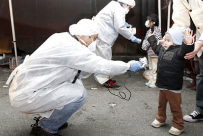 Detección de radiactividad a la población evacuada del área de la central nuclear de Fukushima II, ayer en Koriyama.