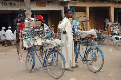 Un vendedor ambulante en las calles de Yamena, capital de Chad. La ciudad africana también cae una posición comparación con el año pasado.