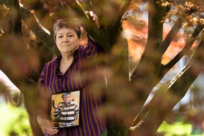 Georgene White stands for a portrait with a photo of her mother, Teri Sheridan, in Belvidere, N.J., Thursday, April 20, 2023.