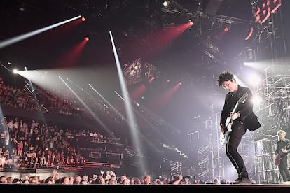 Una de las actuaciones más explosivas ha sido la de Green Day (en la imagen). Los californianos, supervivientes del punk rock de los 90, han recibido de manos del actor Idris Elba el premio Icono Global, un reconocimiento a su trayectoria e influencia.