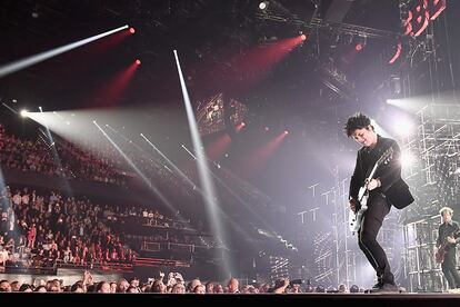 Una de las actuaciones más explosivas ha sido la de Green Day (en la imagen). Los californianos, supervivientes del punk rock de los 90, han recibido de manos del actor Idris Elba el premio Icono Global, un reconocimiento a su trayectoria e influencia.