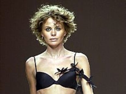 La modelo Verónica Blume luce un diseño de Dolores Cortés en la pasarela Gaudí.