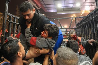 Varios palestinos heridos, por un bombardeo israelí, llegan al hospital Nasser en Jan Yunis, al sur de la Franja.