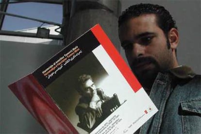Un hombre lee un folleto que explica las jornadas sobre Terenci Moix en Alejandría.
