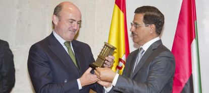 El ministro de Economía, Luis de Guindos, junto al ministro de Economía de Emiratos Sultan bin Saeed Al Mansoori (d), el pasado 17 de marzo en Granada.