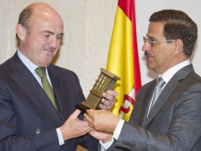 El ministro de Econom&iacute;a, Luis de Guindos, junto al ministro de Econom&iacute;a de Emiratos Sultan bin Saeed Al Mansoori (d), el pasado 17 de marzo en Granada.