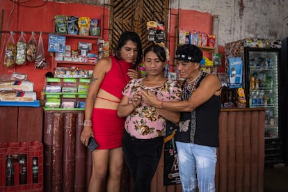 Vicky, Eliss y Joelis en la tienda que ahora regenta Vicky en la playa de Puerto Engabao, este 1 de octubre. Este pueblo se ha convertido en refugio para ellas. “Ser una persona trans en Ecuador en la actualidad es fácil, pero antes no", afirma Vicky. "Hoy en día todas nos vestimos como nos apetece, incluso hay leyes que nos amparan. Además, nos ayudamos entre nosotras”. La Constitución de Ecuador del 2008 consagra la igualdad y no discriminación por motivos de orientación sexual e identidad de género, y las parejas del mismo sexo se pueden casar en el país latinoamericano. Pero 27 personas LGTB han sido asesinadas en Ecuador en lo que va de año, según un informe de la organización Silueta X.