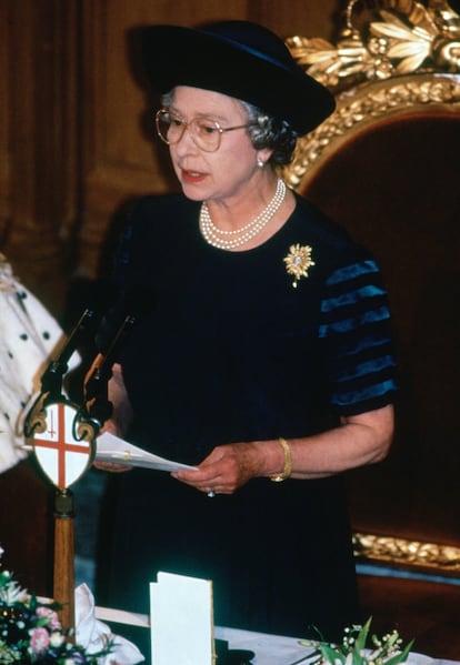 Durante su reinado, Isabel II vivió momentos de felicidad y tranquilidad, pero también años complicados. Uno de ellos fue 1992, que ella mismo llegó a calificar como 'annus horribilis' en un discurso. Se unieron las separaciones de sus hijos Carlos, casado con Diana de Gales, y Andrés, con Sarah Ferguson, a un incendio que afectó a una gran parte del castillo de Windsor.