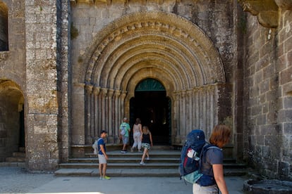 Turistas y peregrinos visitan un monasterio.