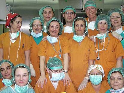 Parte del numeroso equipo que participó en el trasplante cardiopulmonar realizado en el Vall d'Hebron.