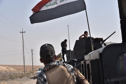 Un convoy de soldados de las fuerzas especiales iraquíes se dirigen al frente de Qaraqosh en la batalla por liberar Mosul.