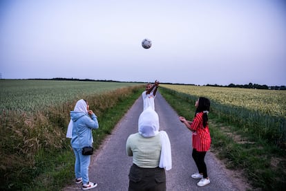 La familia de Manzuri juega a voléibol a las afueras de la ciudad alemana de Fulda, donde residen. Si hay algo en lo que todos los miembros de la familia están de acuerdo es en que ninguno volvería, de momento, a Afganistán. 