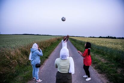 La familia de Manzuri juega a voléibol a las afueras de la ciudad alemana de Fulda, donde residen. Si hay algo en lo que todos los miembros de la familia están de acuerdo es en que ninguno volvería, de momento, a Afganistán.