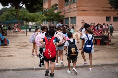 Primer día de clase en el instituto escuela La Jota, en Badia del Vallès (Barcelona), este lunes.