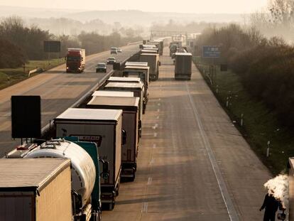 Camiones en un atasco en la autopista A4 cerca de Bautzen, Alemania, próxima a la frontera con Polonia. Las fronteras de la UE cerrarán a terceros países durante 30 días por el Covid-19.