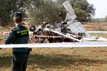 Tres joves d'entre 20 i 30 anys han mort en estavellar-se una avioneta Cessna 172 a la localitat madrilenya de Perales de Taju?a per causes que s'investiguen, ja que segons alguns testimonis la nau va perdre una ala abans de precipitar-se contra el terra.