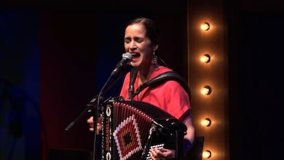 Julieta Venegas, durante su actuación en el festival Primera Persona del CCCB, en 2019.